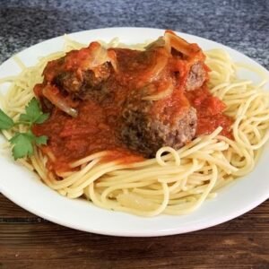 Espaguetis con albondiguitas estofadas