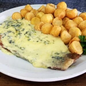 Matambre tiernizado al roquefort con papas noisette