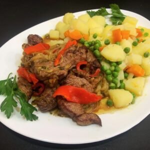 Bife de cuadril salteado con cebolla y morrón con jardinera de zanahoria, papa y arvejas