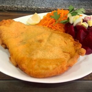 Suprema con ensalada de remolacha, zanahoria y huevo