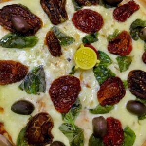 Pizza Esp Tomates secos y Albahaca